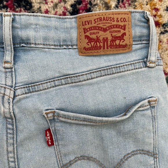 Levi light wash high-rise Jeans - Picture 4 of 5